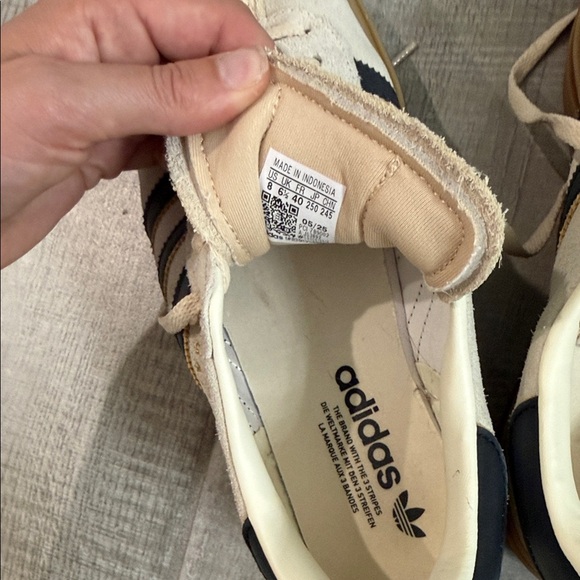 adidas Gazelle women’s Sneakers in Cream with Black Stripes and Gum Sole size 8 - Picture 6 of 7